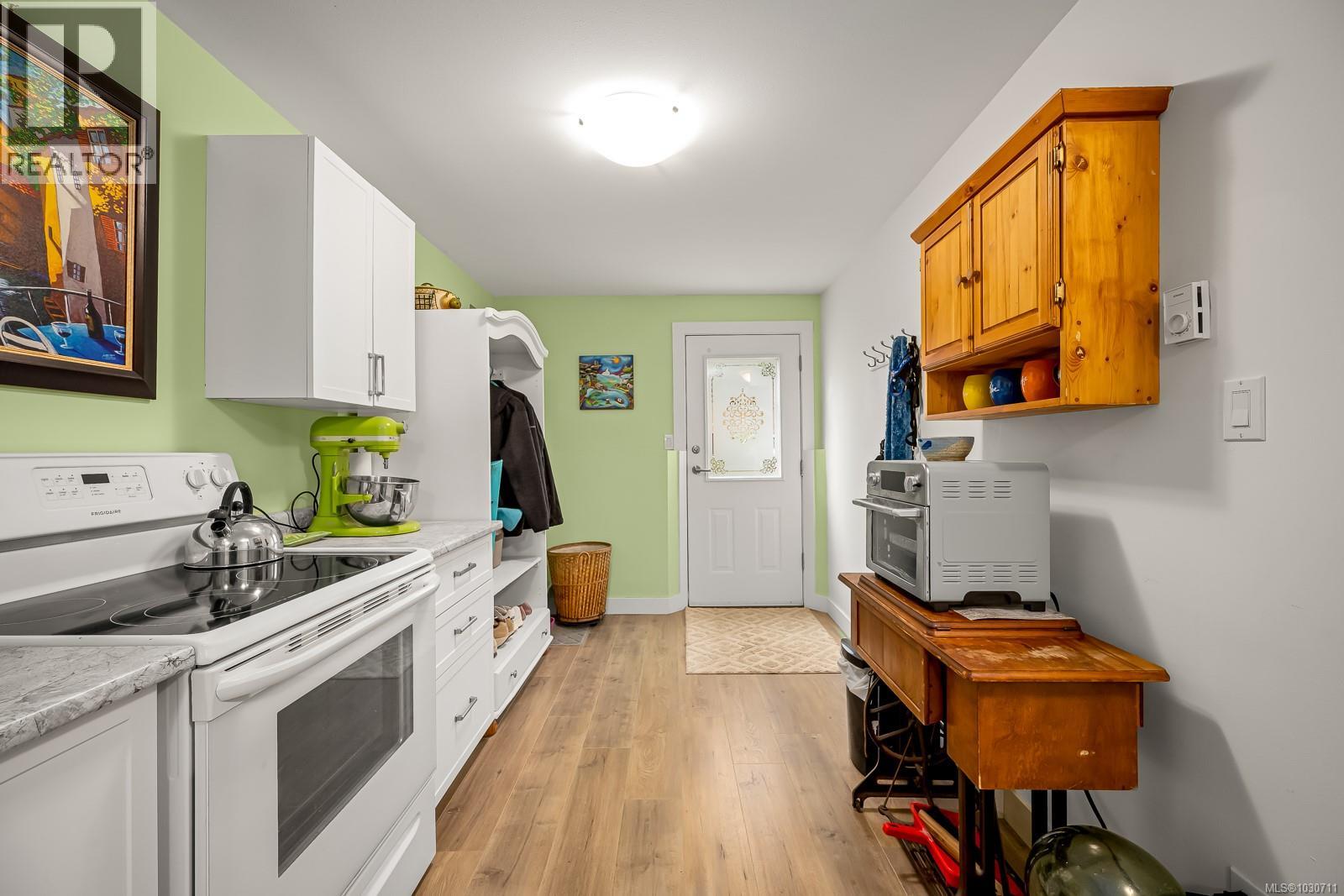 #402 2727 1ST ST - 17