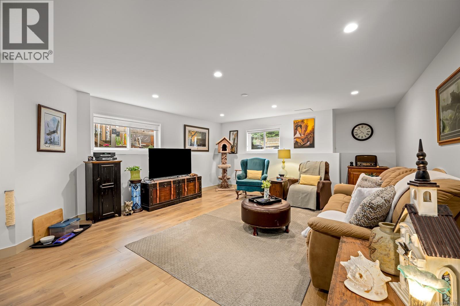 #402 2727 1ST ST - 19