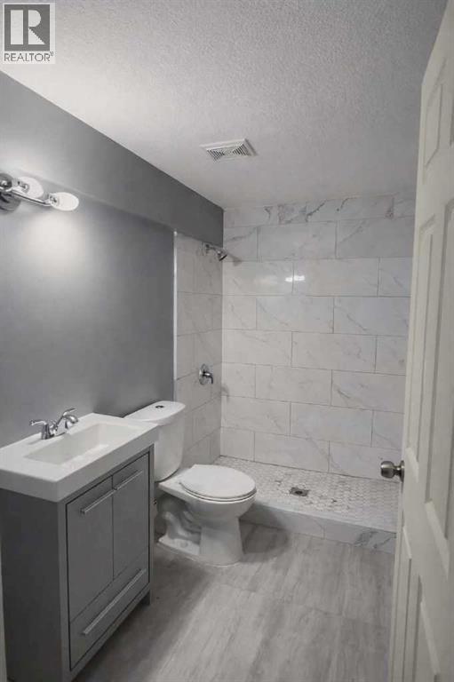 Single Family House for Sale in  New Brighton Drive SE New Brighton Calgary 