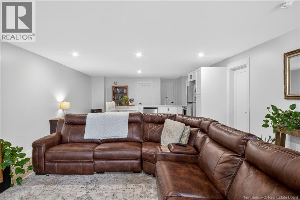 8 BLENHEIM DRIVE - 36