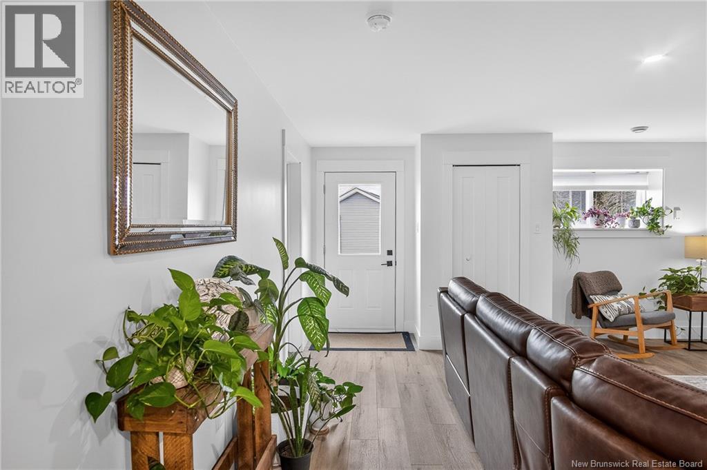 8 BLENHEIM DRIVE - 33