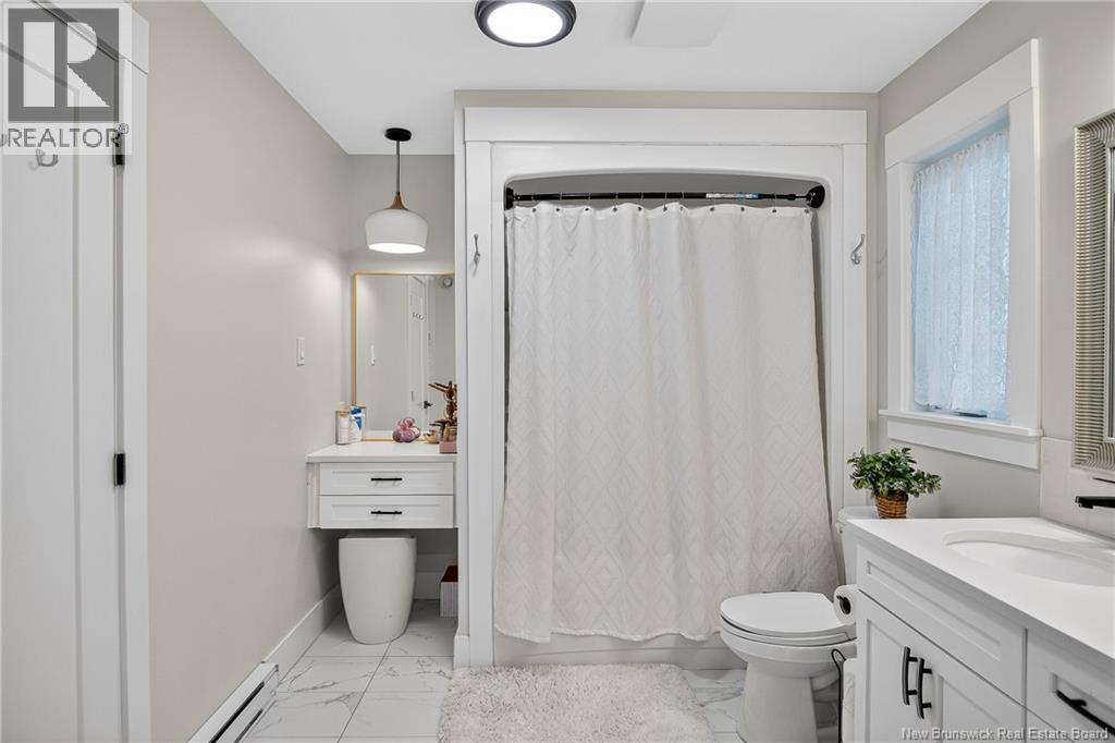 8 BLENHEIM DRIVE - 22