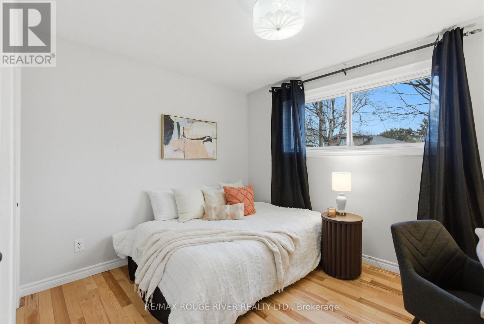 98 APPLEWOOD CRESCENT - 22