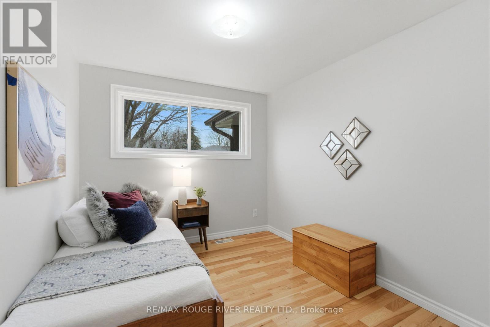 98 APPLEWOOD CRESCENT - 25