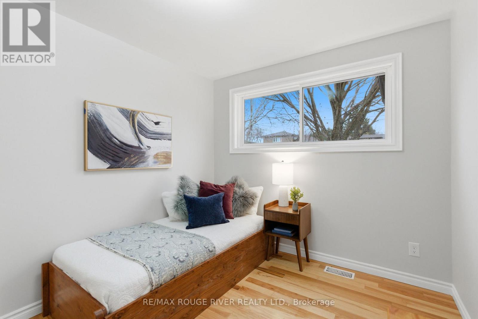 98 APPLEWOOD CRESCENT - 26