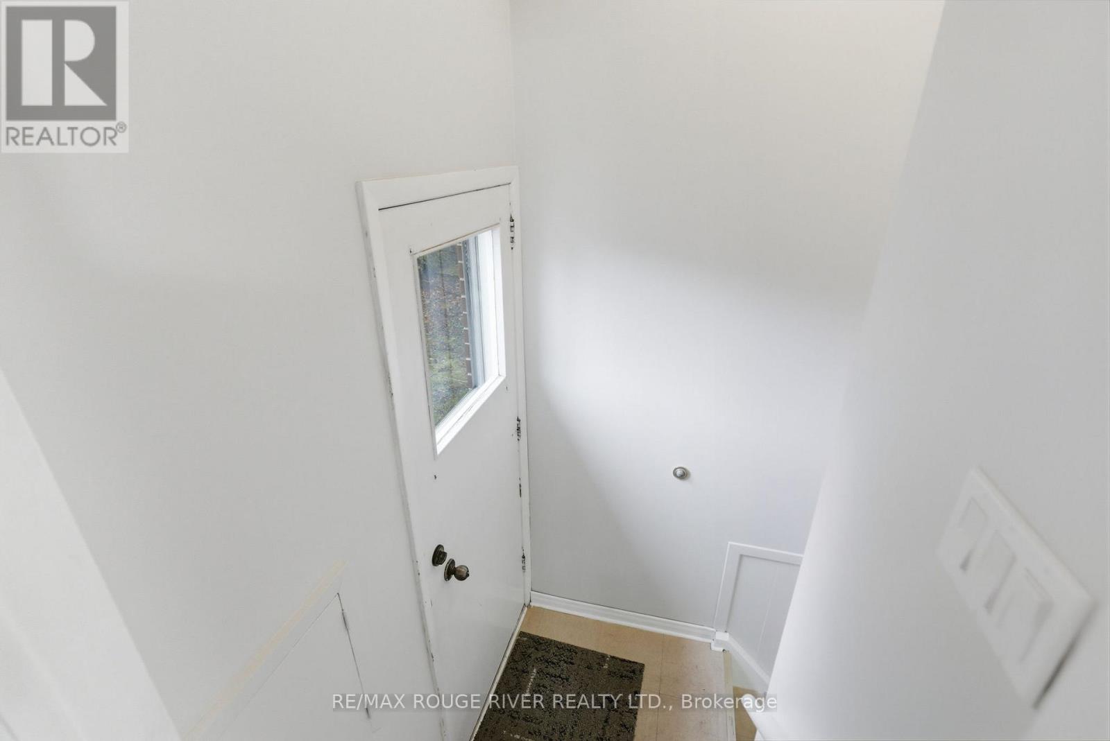 98 APPLEWOOD CRESCENT - 28