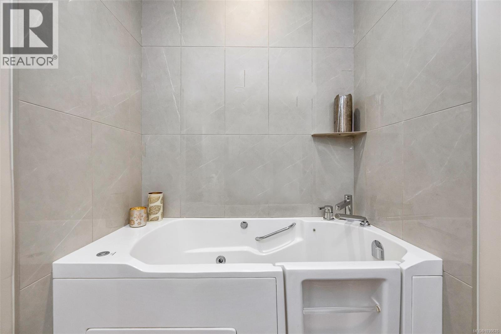 907 622 Admirals Road, Esquimalt