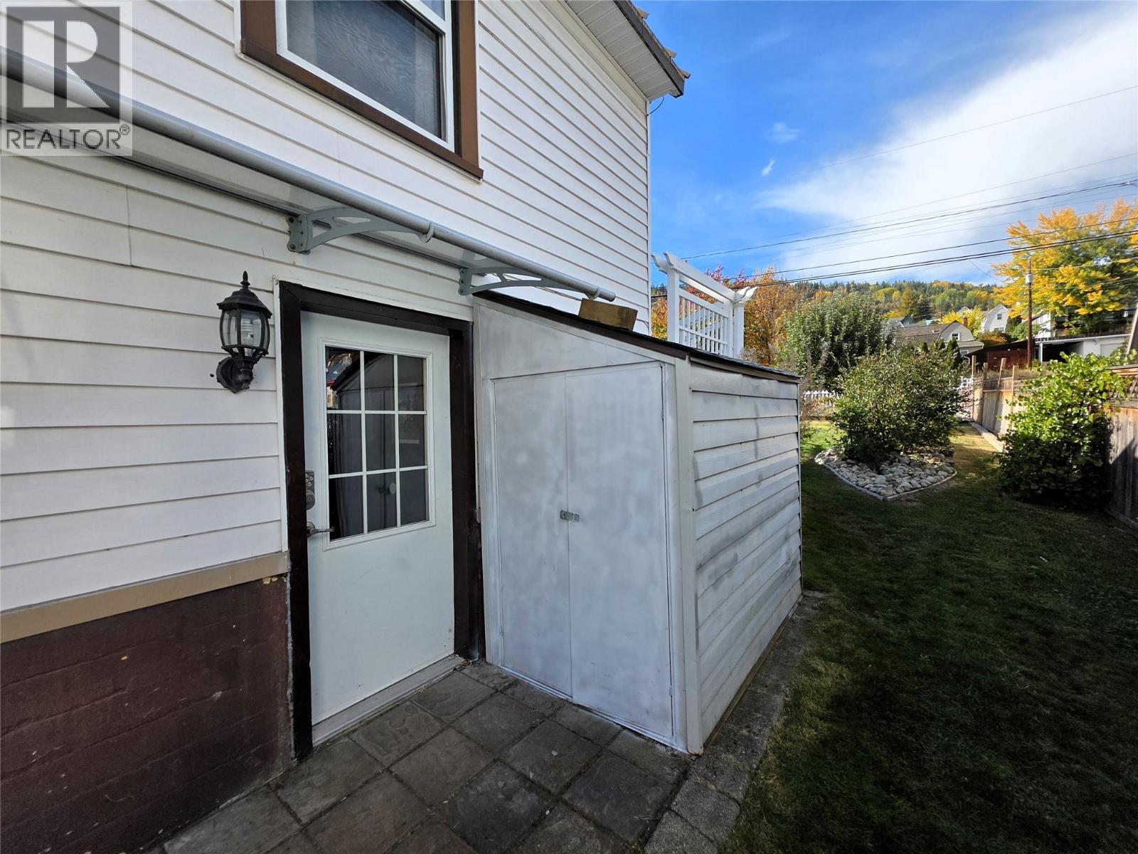 745 Kipling Street, Warfield