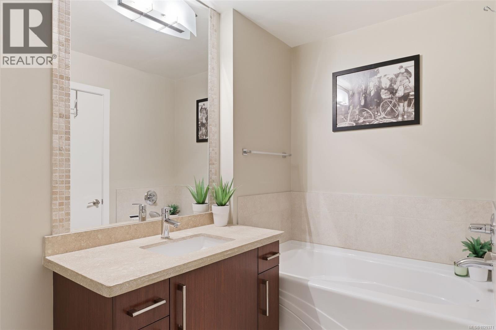 #803 379 TYEE RD - 12