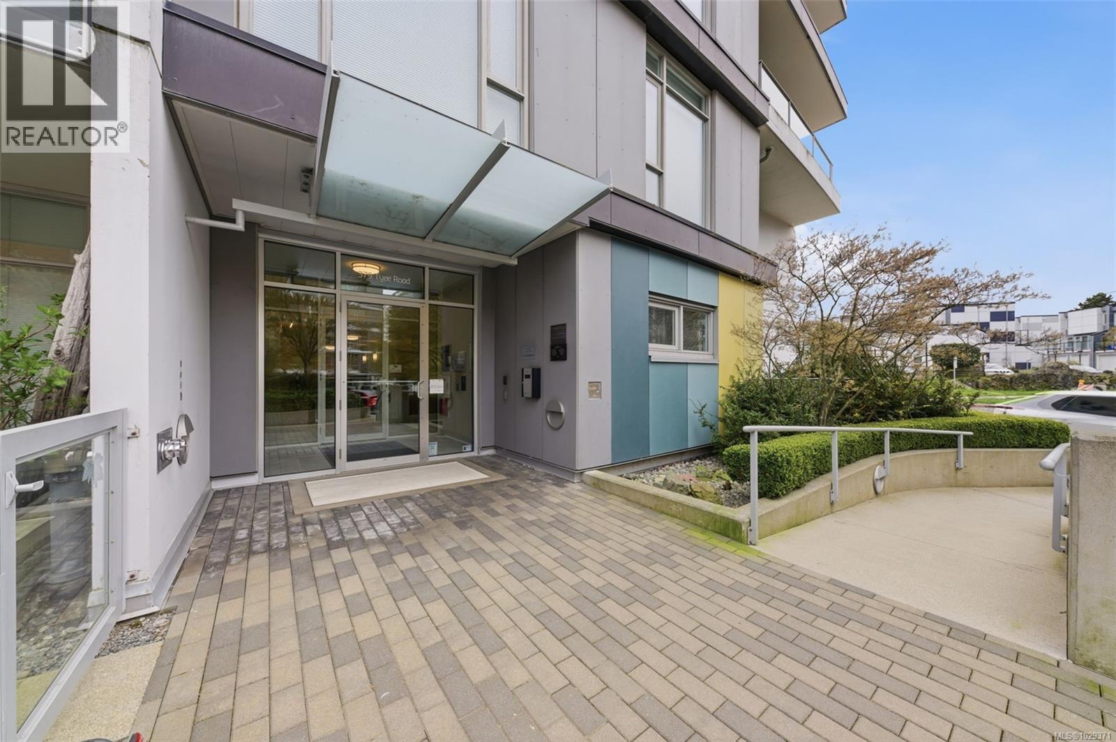 #803 379 TYEE RD - 23