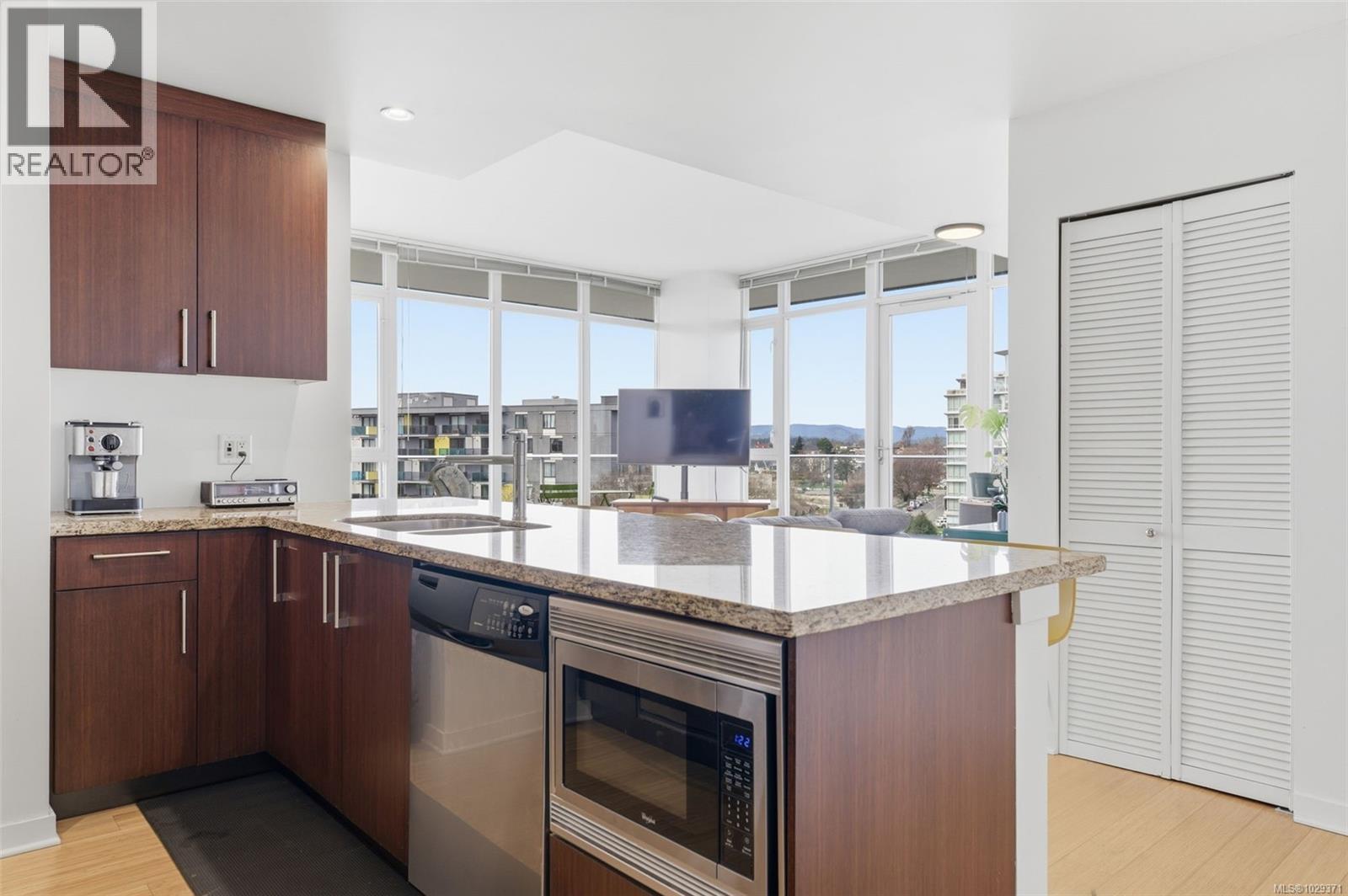 #803 379 TYEE RD - 7