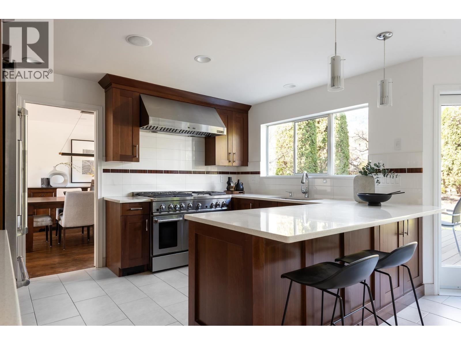 2323 INGLEWOOD AVENUE, West Vancouver