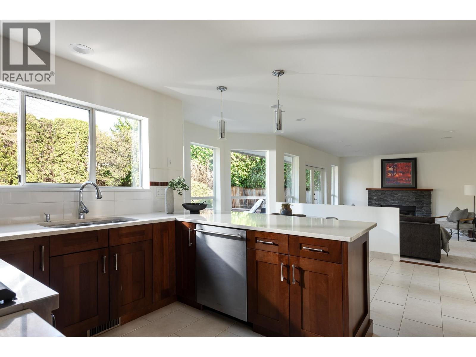 2323 INGLEWOOD AVENUE, West Vancouver