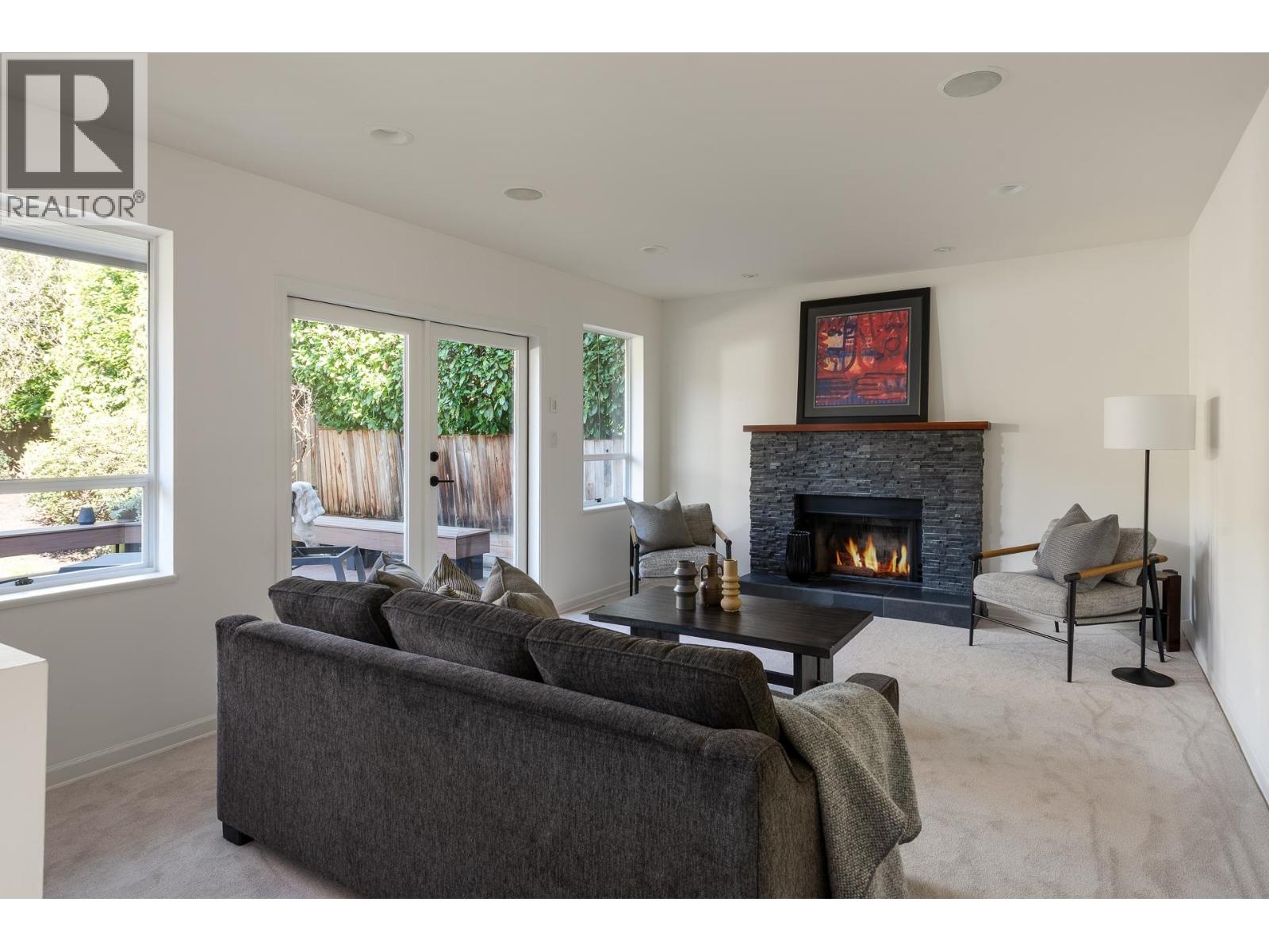 2323 INGLEWOOD AVENUE, West Vancouver