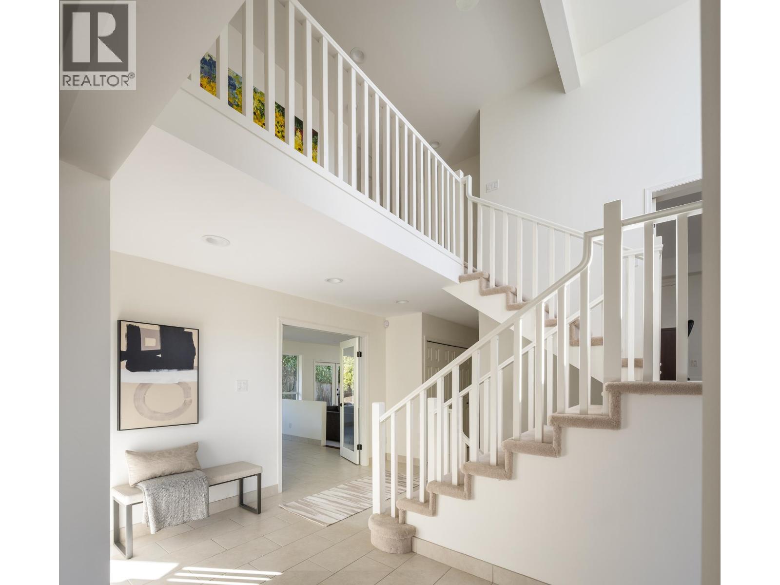 2323 INGLEWOOD AVENUE, West Vancouver