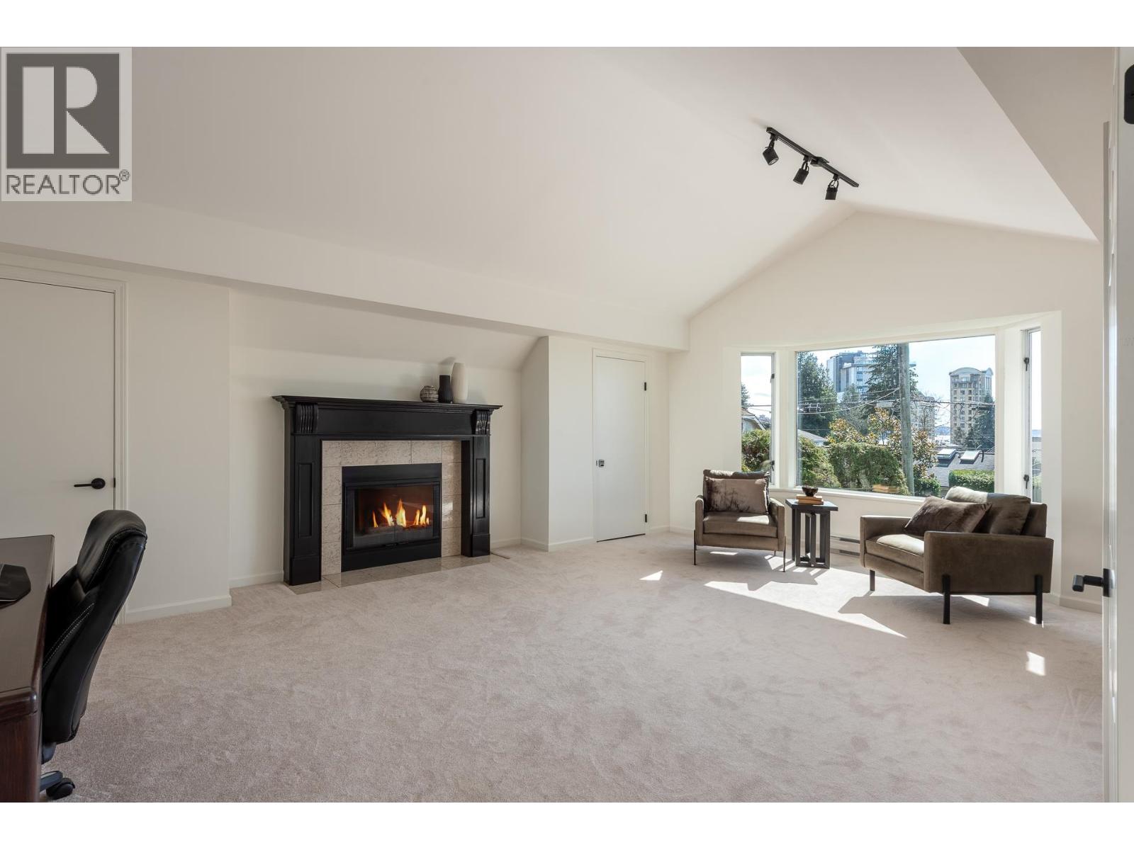 2323 INGLEWOOD AVENUE, West Vancouver