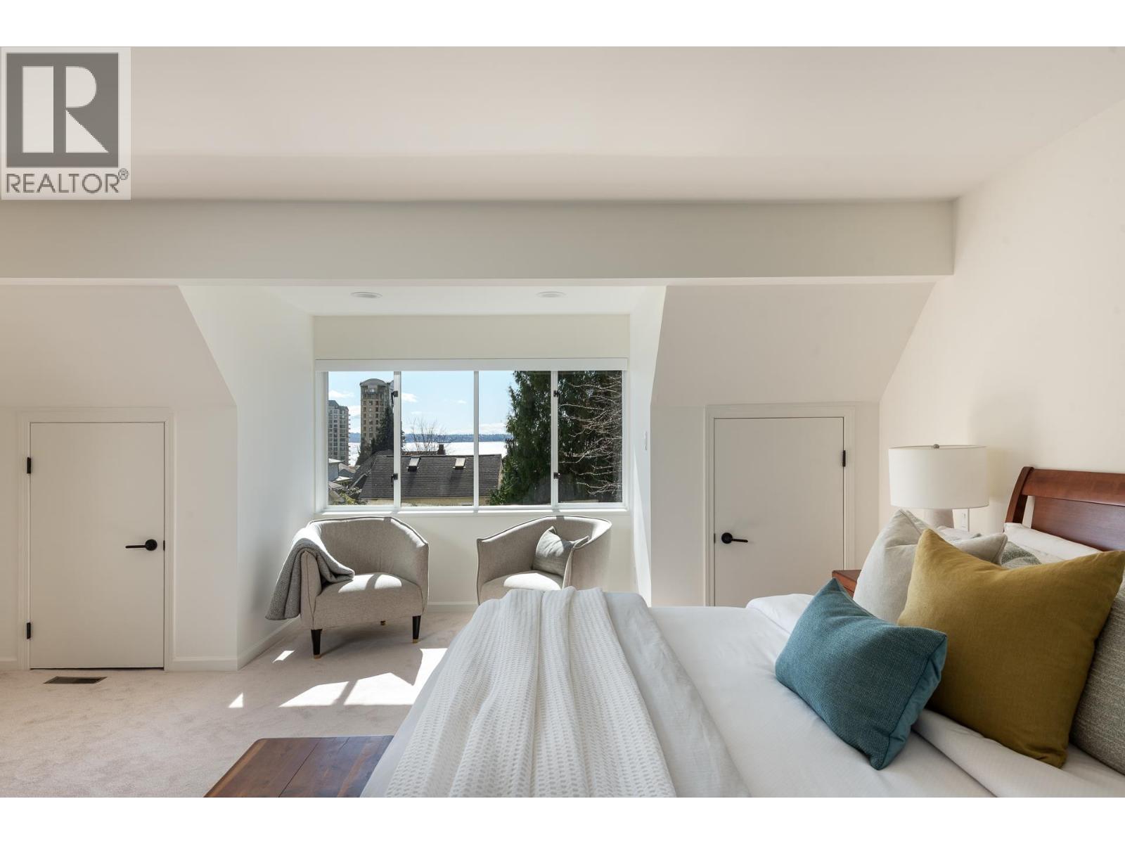 2323 INGLEWOOD AVENUE, West Vancouver