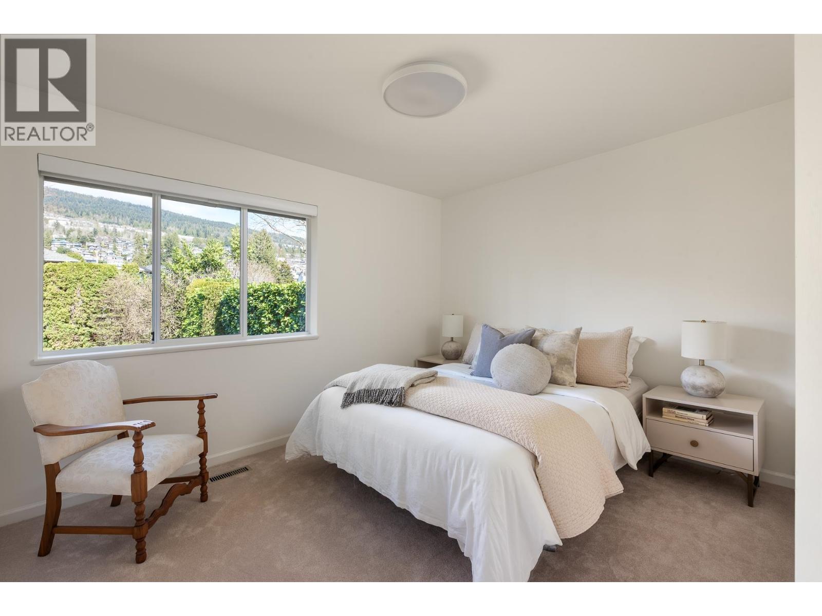 2323 INGLEWOOD AVENUE, West Vancouver