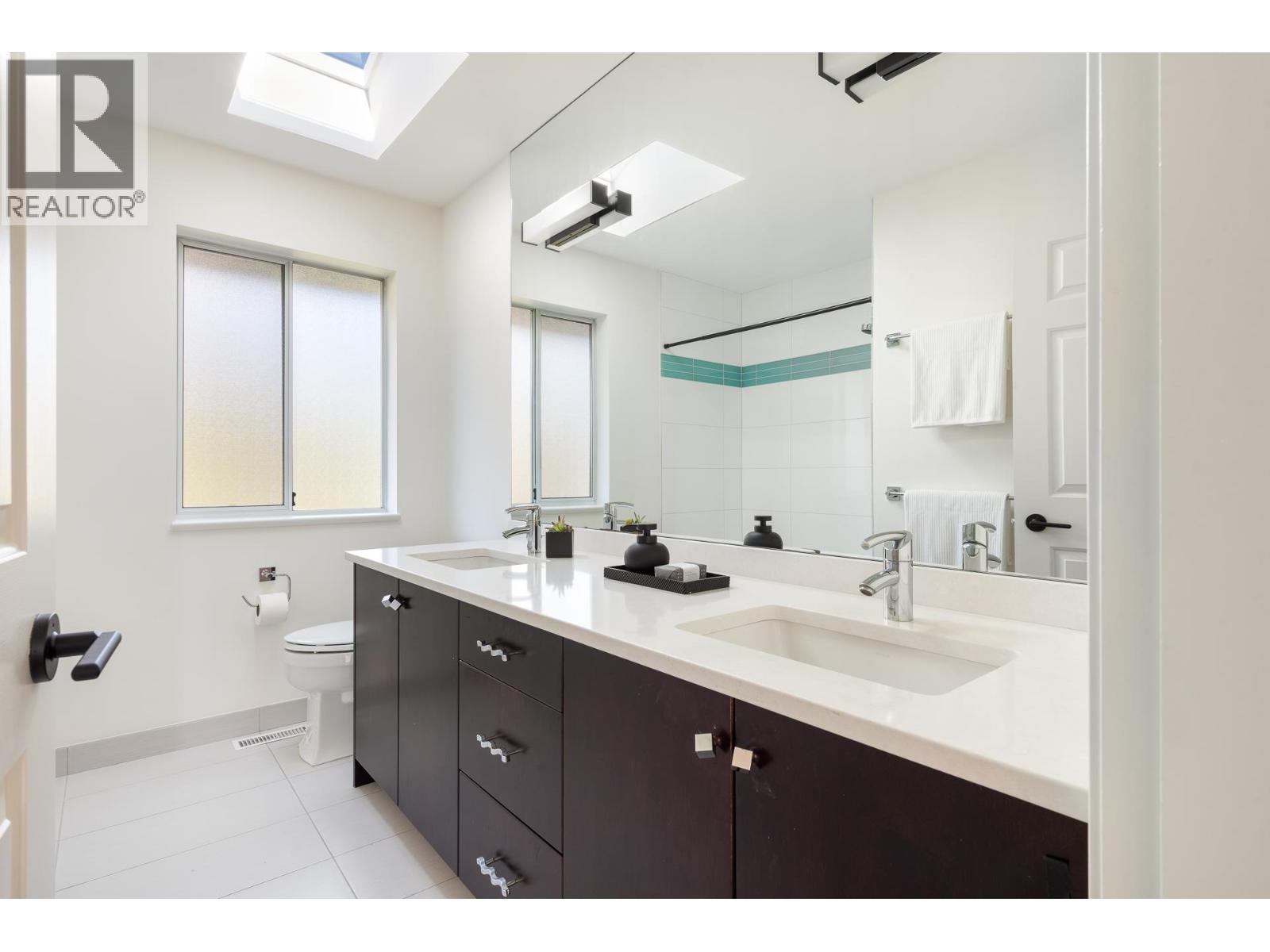 2323 INGLEWOOD AVENUE, West Vancouver