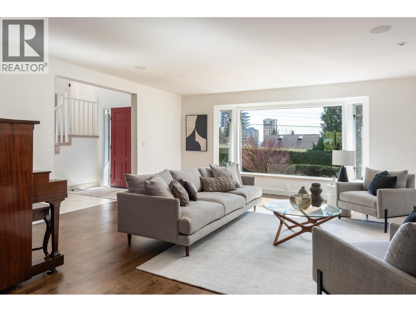 2323 INGLEWOOD AVENUE, West Vancouver