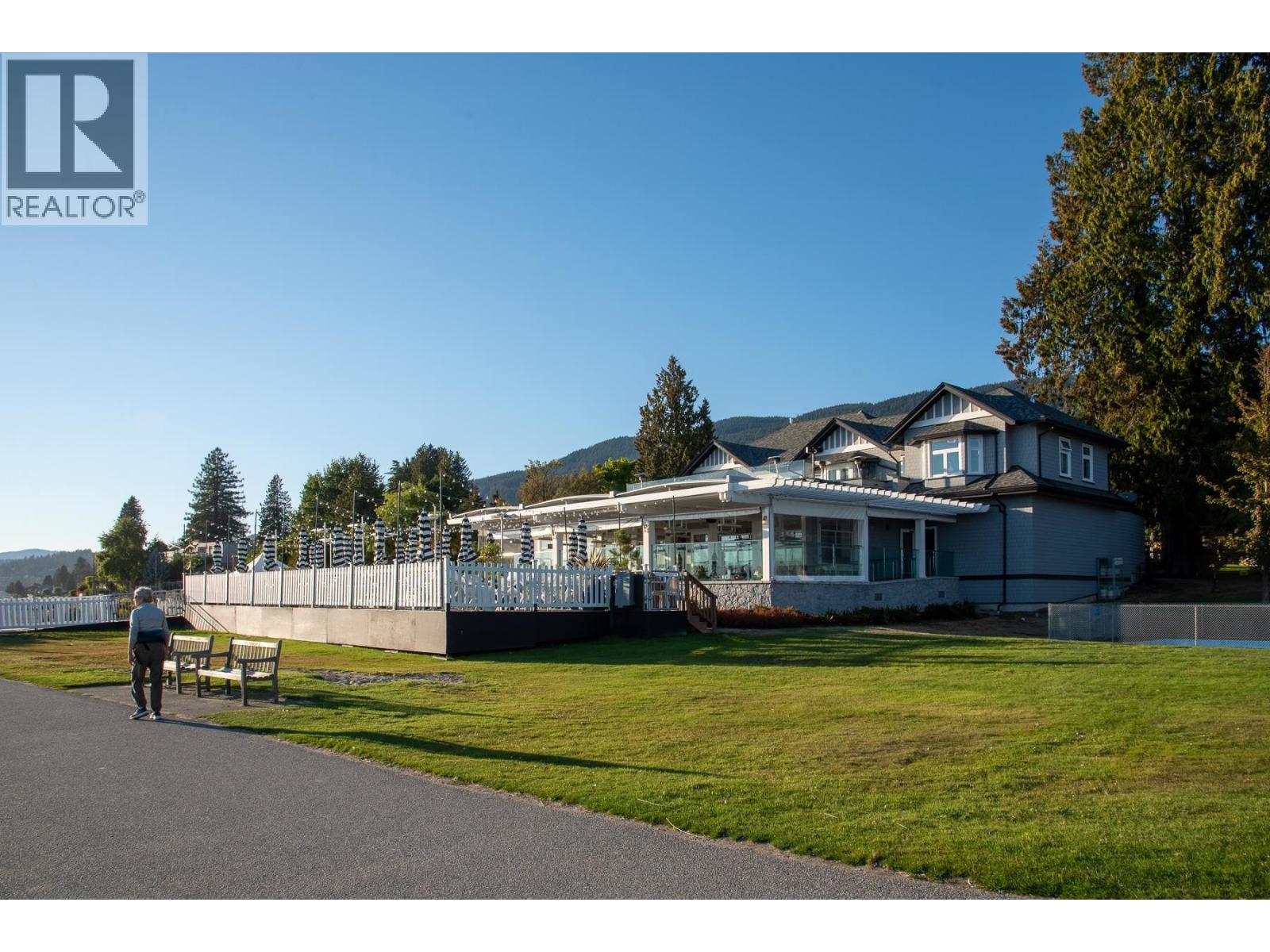 2323 INGLEWOOD AVENUE, West Vancouver