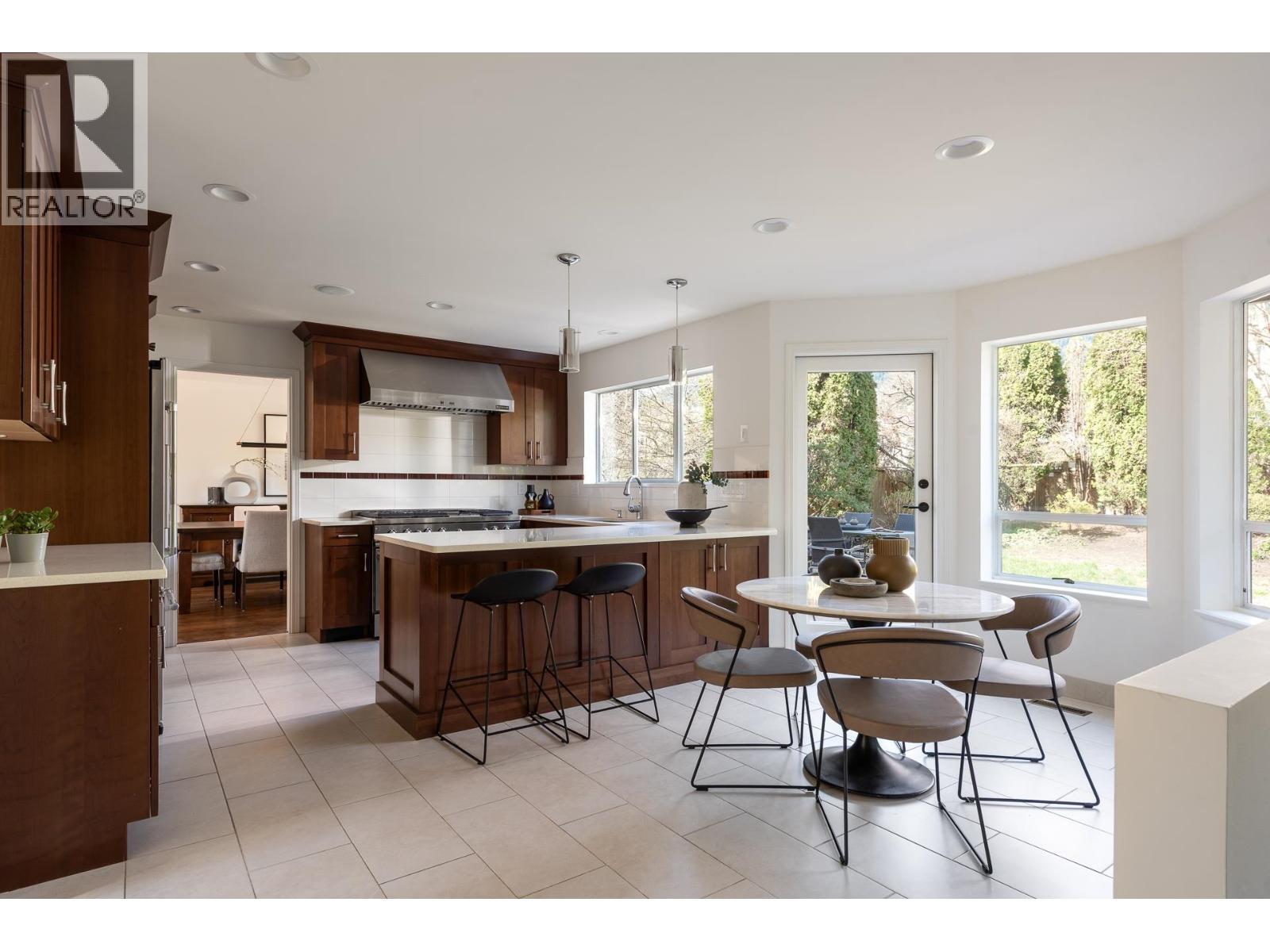 2323 INGLEWOOD AVENUE, West Vancouver