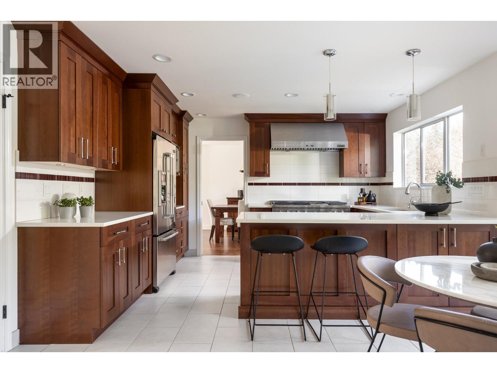 2323 INGLEWOOD AVENUE, West Vancouver