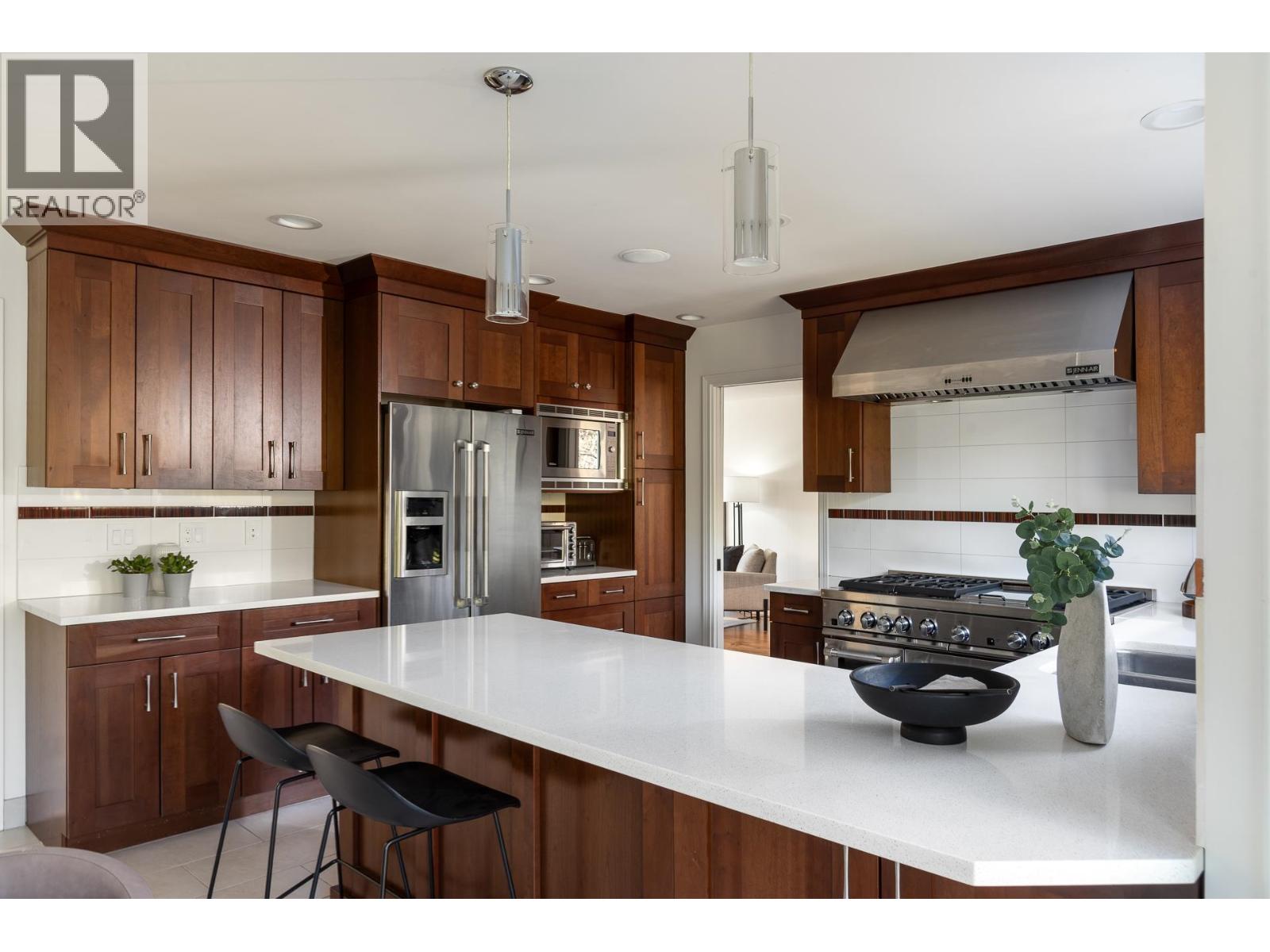 2323 INGLEWOOD AVENUE, West Vancouver