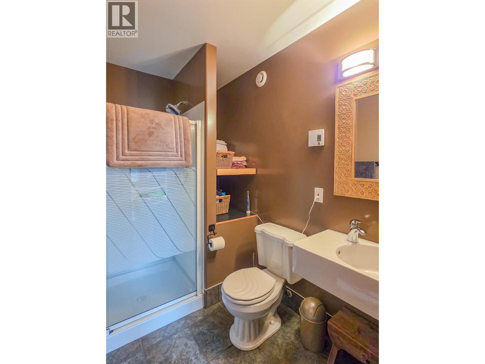 17222 Pilot Bay Road, Kootenay Bay