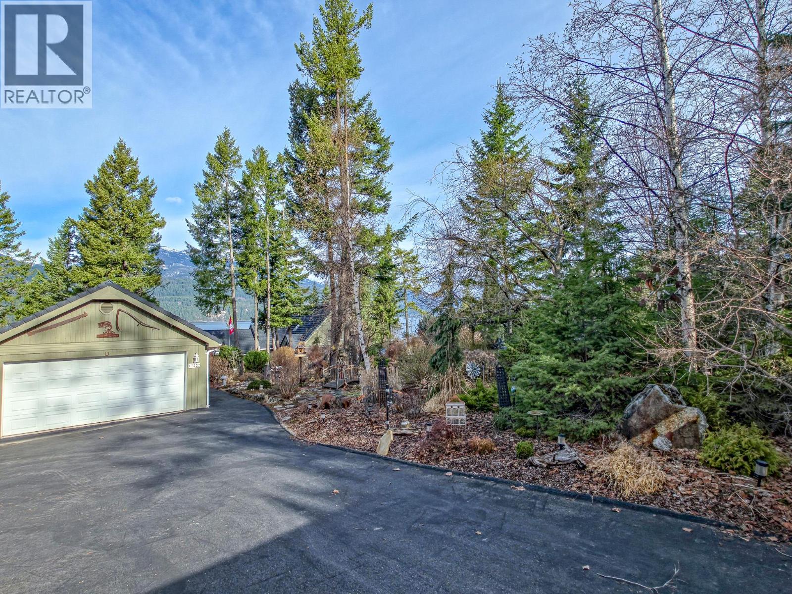 17222 Pilot Bay Road, Kootenay Bay