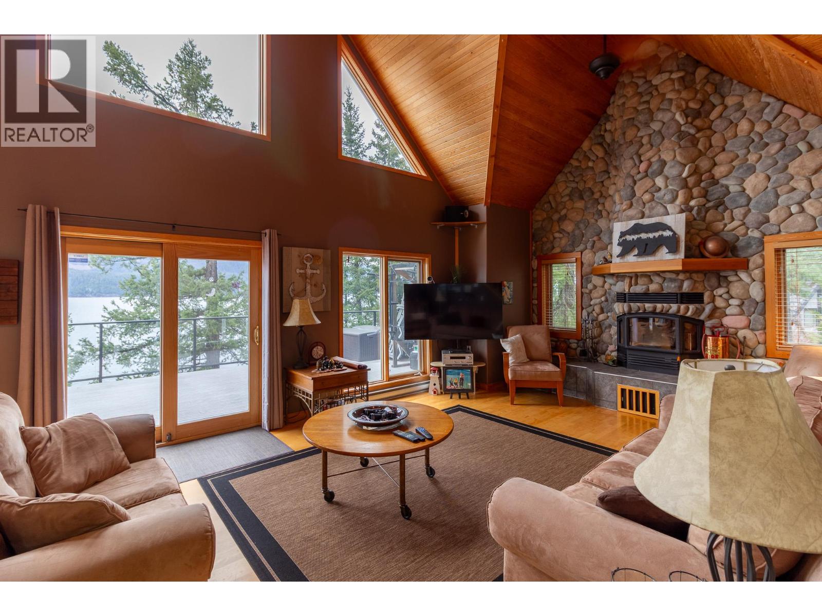 17222 Pilot Bay Road, Kootenay Bay