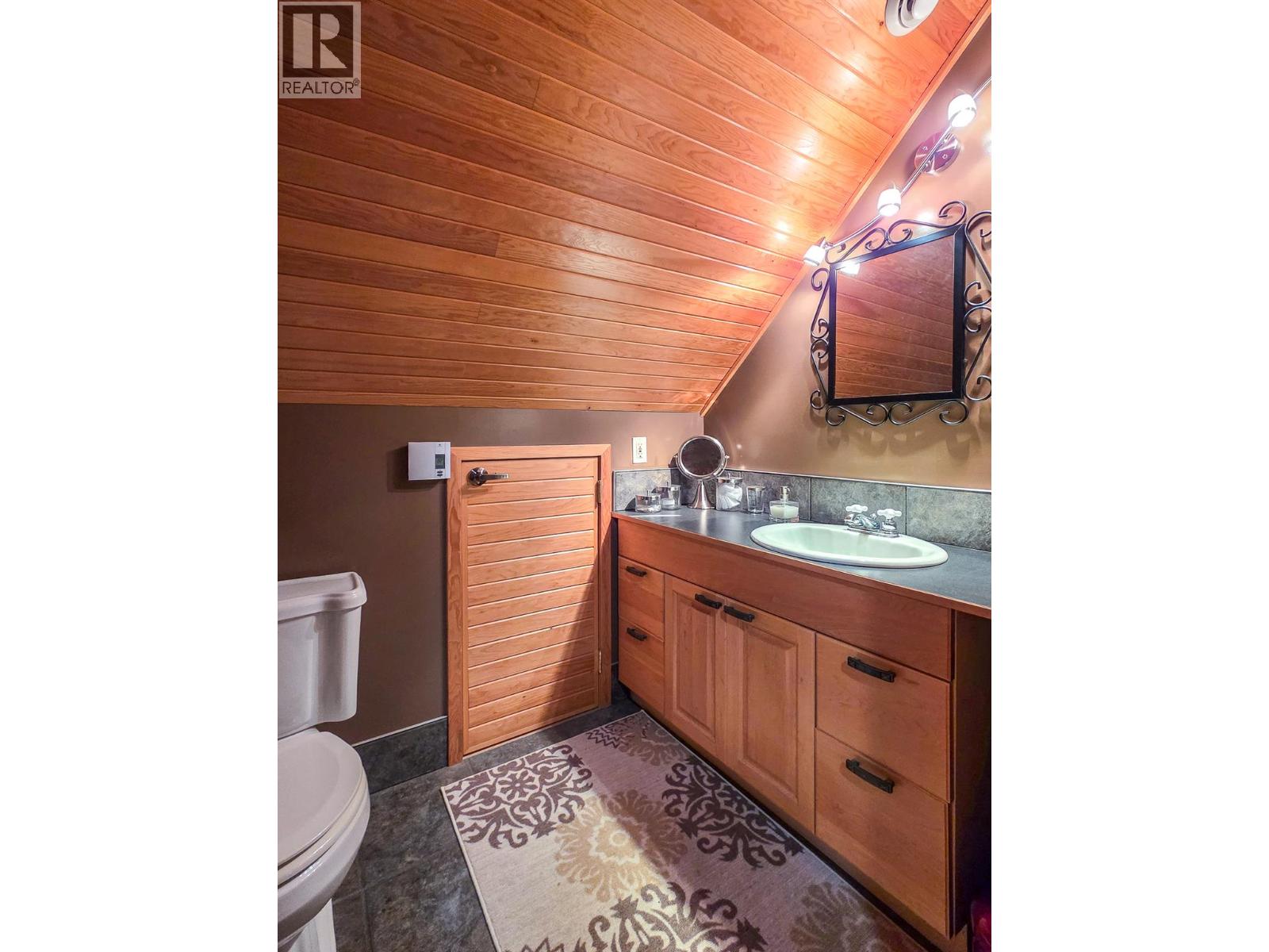 17222 Pilot Bay Road, Kootenay Bay