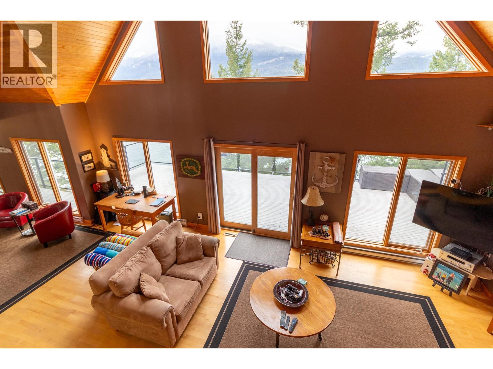 17222 Pilot Bay Road, Kootenay Bay