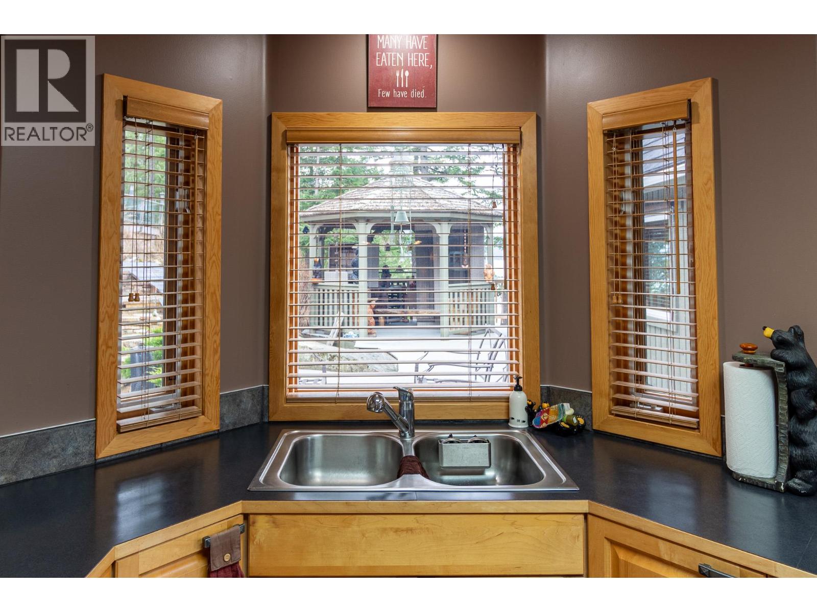 17222 Pilot Bay Road, Kootenay Bay