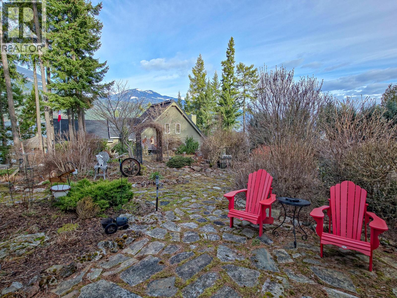17222 Pilot Bay Road, Kootenay Bay