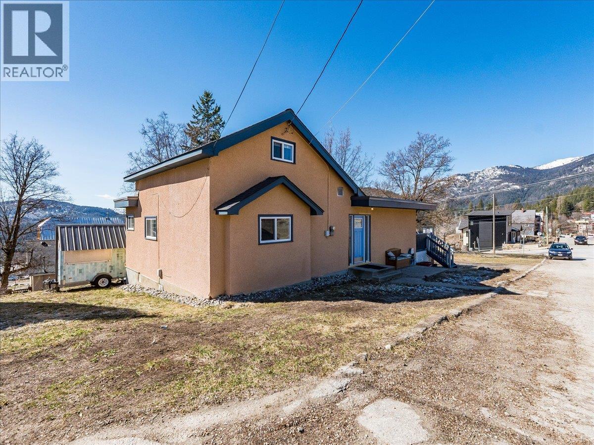 2243 First Avenue, Rossland
