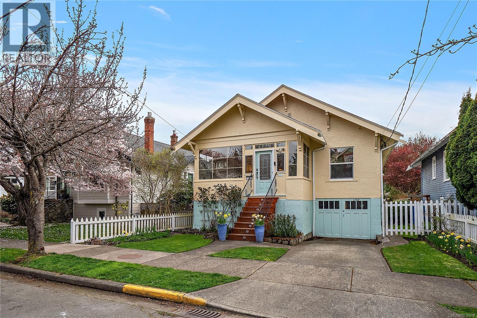  1753 Davie Street, Victoria