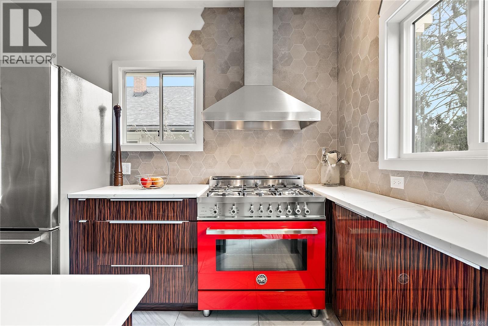  1753 Davie Street, Victoria