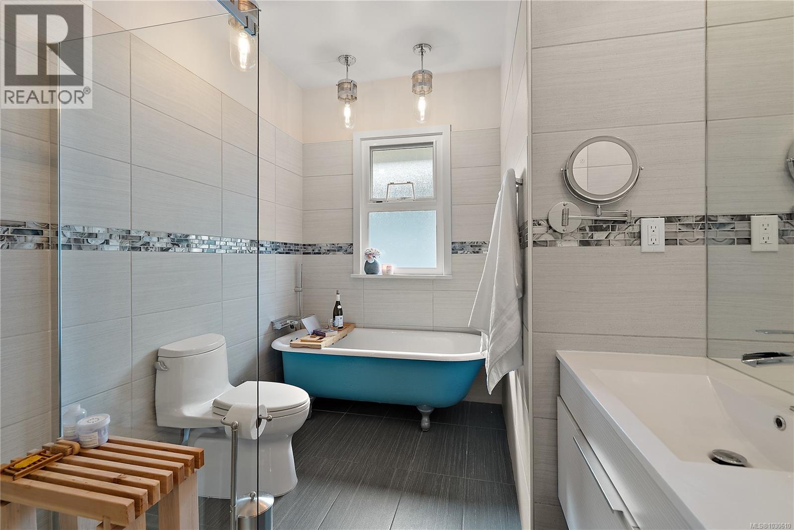  1753 Davie Street, Victoria