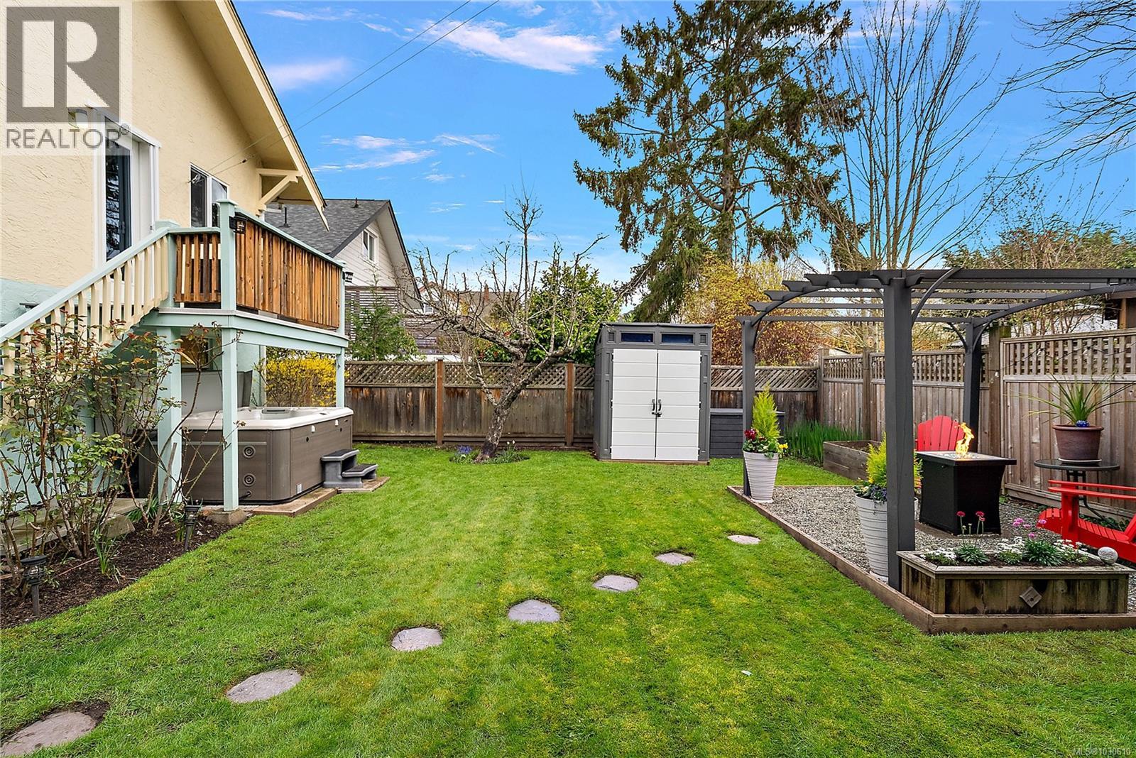  1753 Davie Street, Victoria