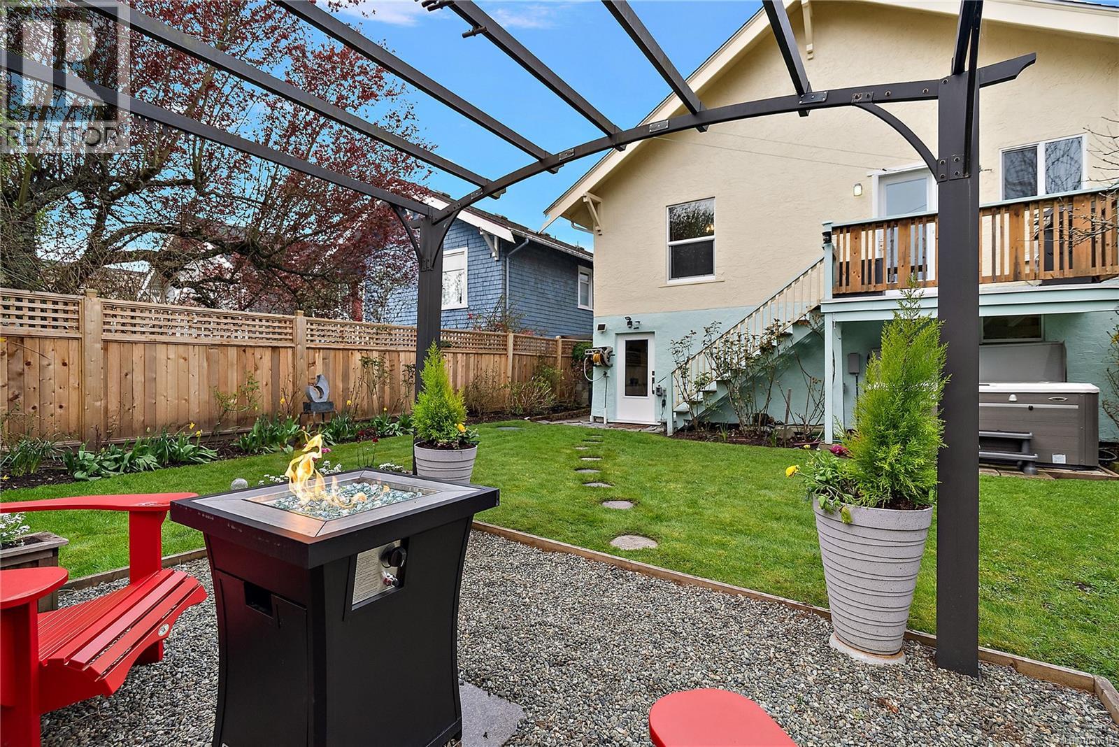  1753 Davie Street, Victoria