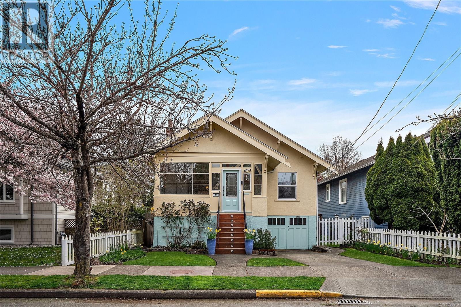  1753 Davie Street, Victoria