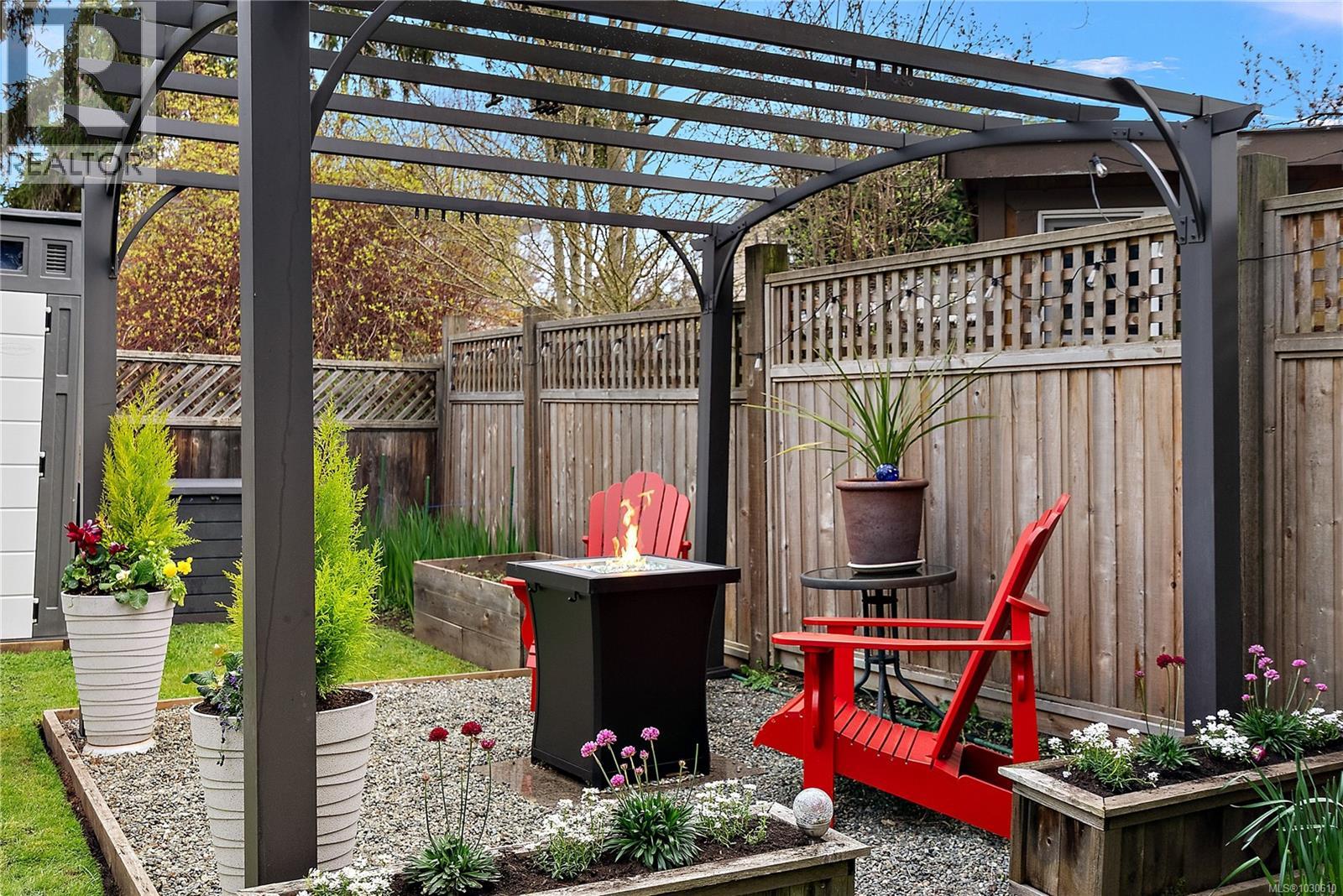  1753 Davie Street, Victoria