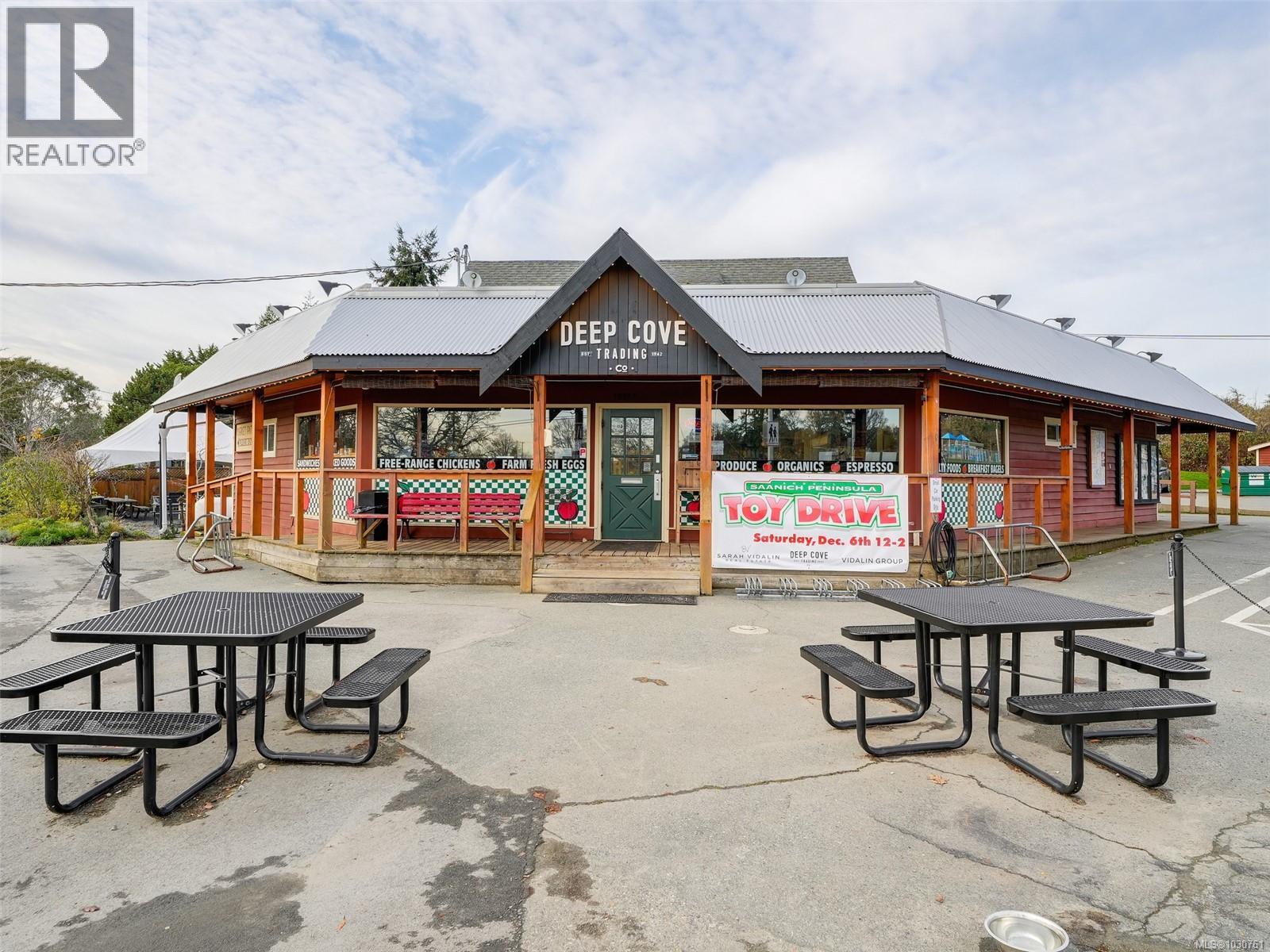  10950 Chalet Road, North Saanich