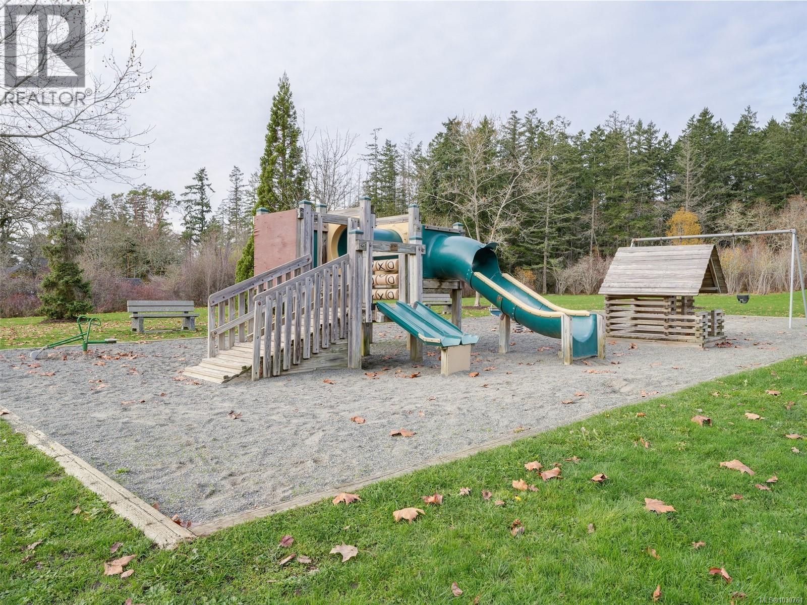  10950 Chalet Road, North Saanich