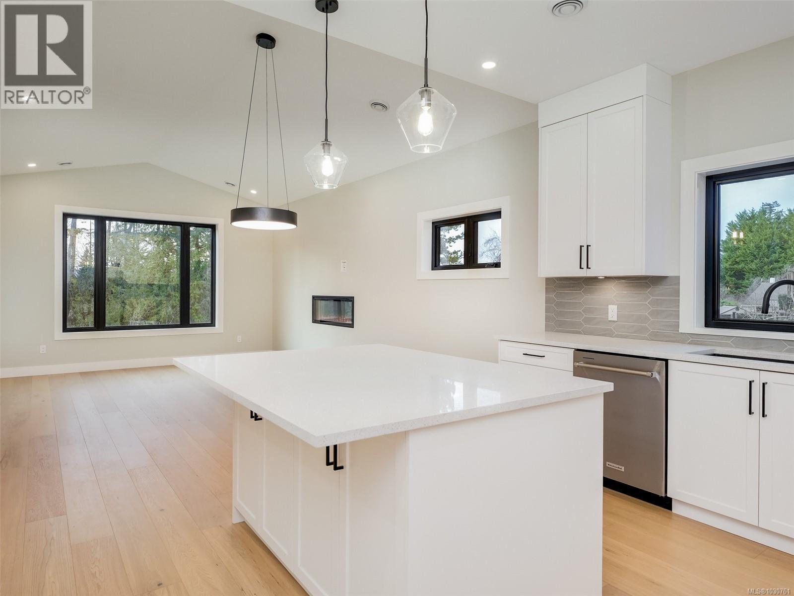  10950 Chalet Road, North Saanich