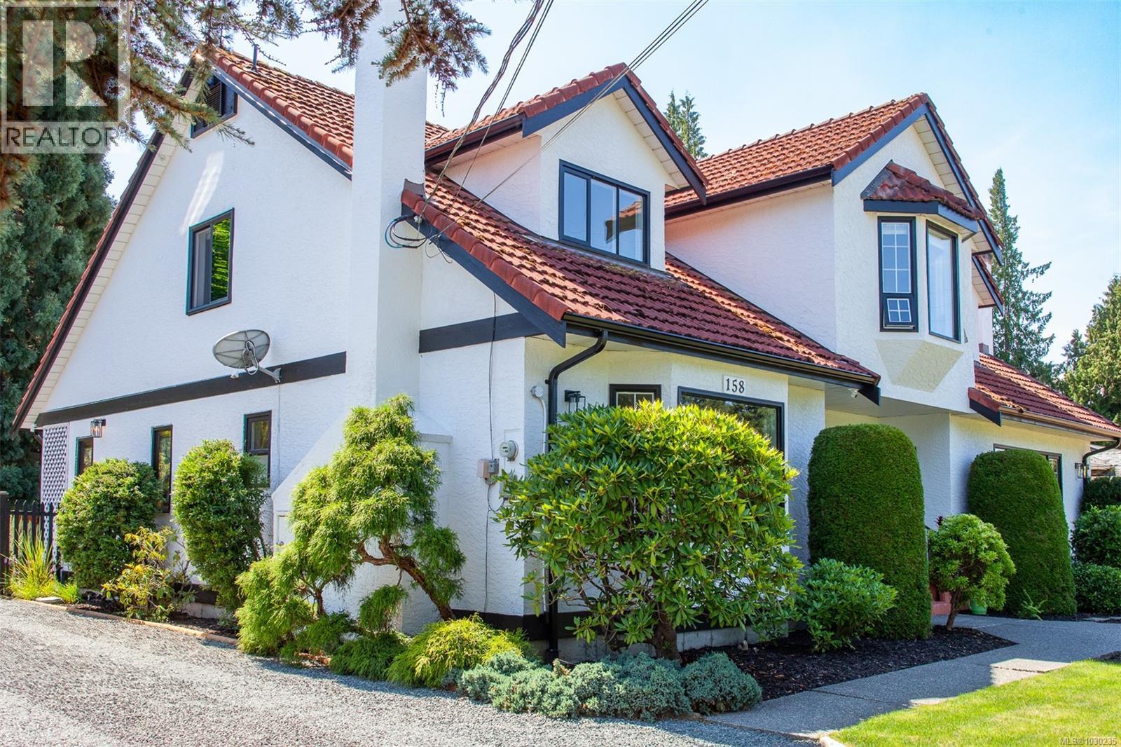 158 CRESCENT RD E - 4