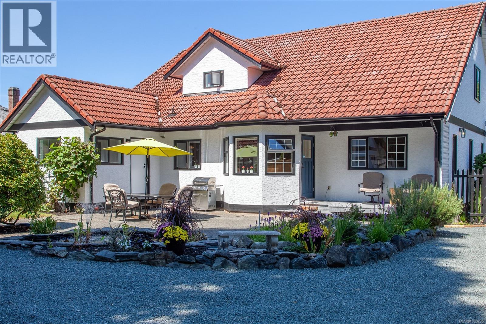 158 Crescent Rd E, Qualicum Beach