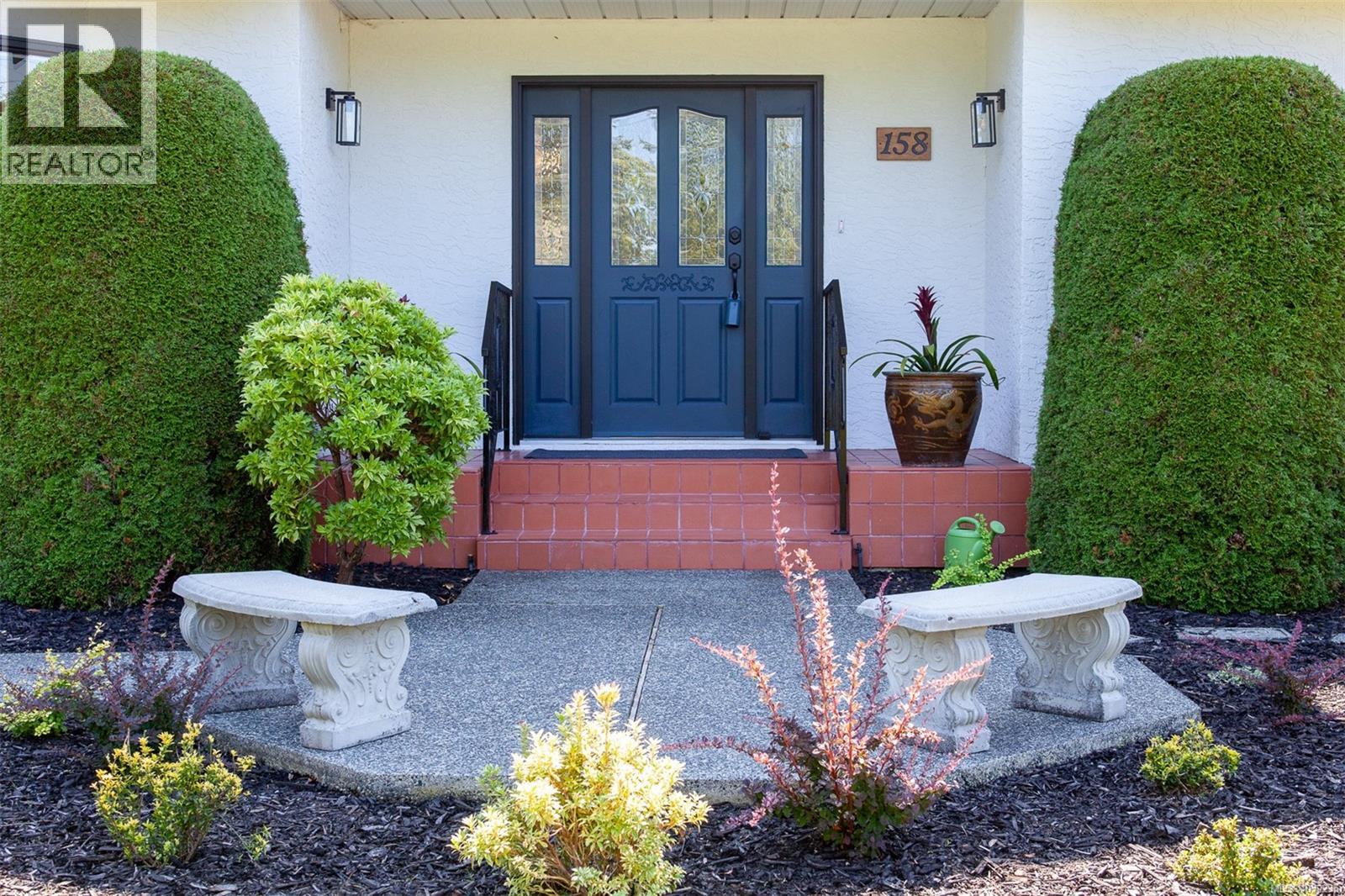 158 Crescent Rd E, Qualicum Beach