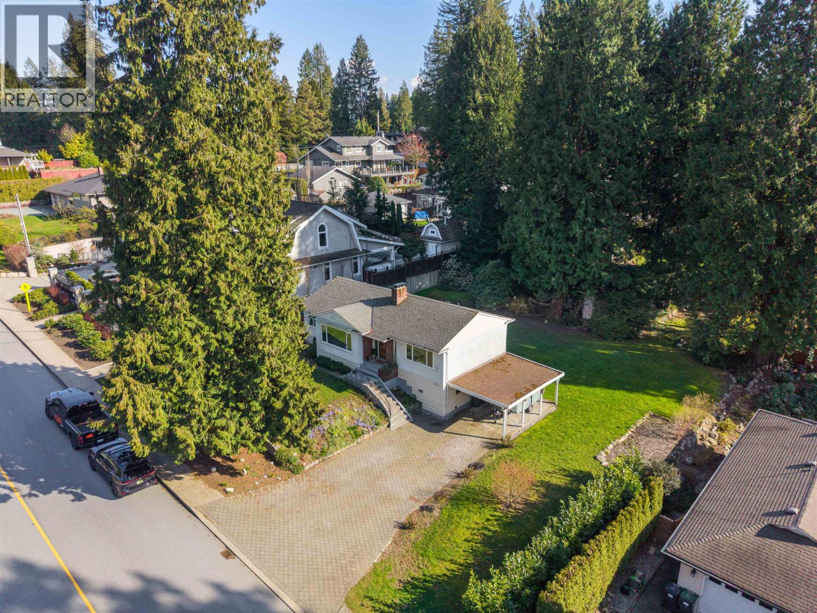 551 E OSBORNE ROAD, North Vancouver